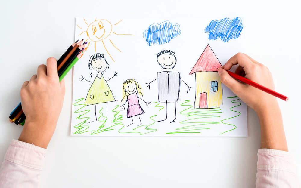 dziecięcy-rysunek-przedstawiający-dom-mama-tata-dziecko